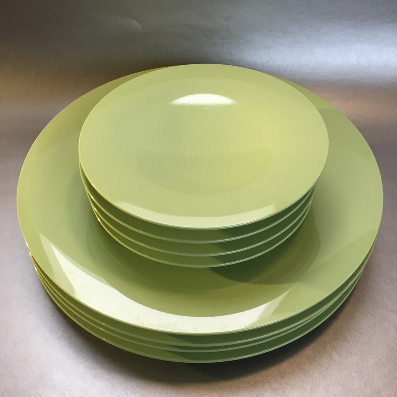Set Of 4 Tupperware 8.5 Gestures Lime Green Salad Dessert Bread Plate