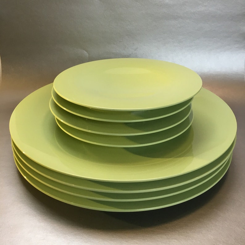 Set Of 4 Tupperware 8.5 Gestures Lime Green Salad Dessert Bread Plate