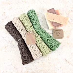 Cuatro paños de cocina de crochet en tonos tierra, marrón, beige, verde salvia, de algodón, neutros, personalizados