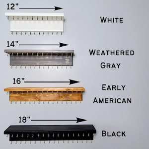 Puede incluir: Estanter&iacute;as de exhibici&oacute;n de madera en cuatro colores: blanco (30 cm), gris envejecido (36 cm), Early American (41 cm) y negro (46 cm). Cada estanter&iacute;a tiene dos filas de ganchos. El texto indica los colores.