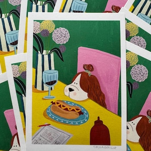 Peut inclure: Une impression d'art fantaisiste représentant un chien attablé avec un hot-dog, du vin rouge et du ketchup. La scène comprend des fleurs dans un vase rayé et une chaise rose. La signature de l'artiste est visible. Style illustratif et amusant.
