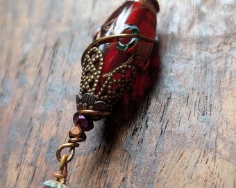 Messing Victoriaanse gotische lampwork kraalhanger, handdraadgewikkeld rood bolglas (2,5 inch lang)