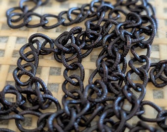 Vintage Massieve, rustieke, handverouderde messing ketting met een rijke diepe goudbruine patina.