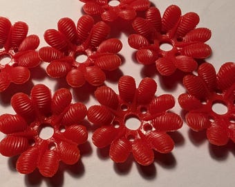 Vintage rode plastic bloemkralen uit de jaren 60