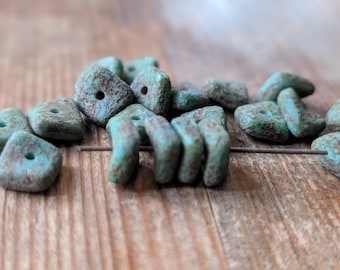 Rustieke golvende turquoise Tsjechische steenglaskralen