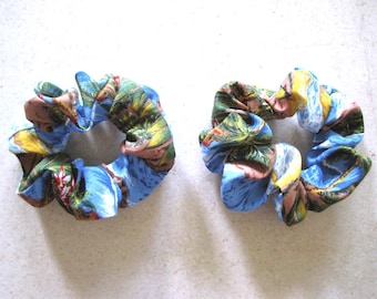 Juego de 2 coleteros tropicales de rayón azul Royal Hawaiian Hotel Waikiki Diamond Head Volcano Red Yellow Hibiscus Tiki Ponytail Holders