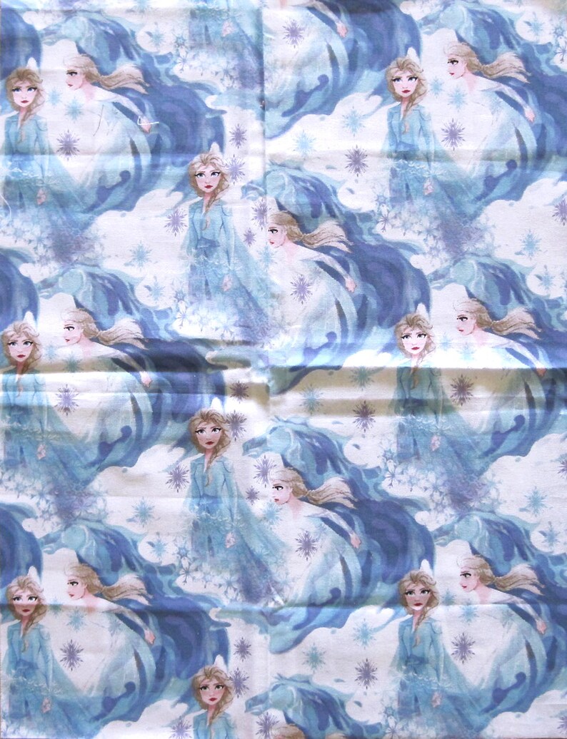 Puede incluir: Patr&oacute;n repetido con un personaje de dibujos animados con un vestido azul claro y pelo rubio largo. El dise&ntilde;o incluye elementos azules y blancos arremolinados y acentos de copo de nieve. El tema general es un motivo de invierno o fantas&iacute;a.