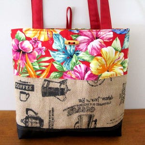 Peut inclure: Un sac fourre-tout avec une section supérieure à motif floral rouge, rose et jaune, une section centrale en toile de jute beige imprimée de graphismes et de textes sur le café, et une base noire unie avec deux anses en tissu rouge.