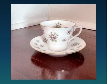 Queens vintage violet tea cup - Bone China -