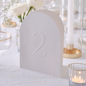 Hermosos números de mesa en relieve