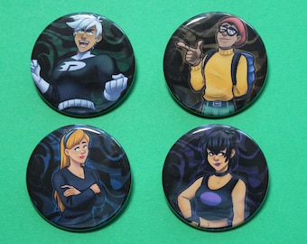 Pode incluir: Quatro botões redondos com fundos pretos e verdes apresentando personagens de desenhos animados. Os personagens são um homem de cabelo branco com uma camisa verde, uma mulher de cabelo loiro com uma camisa azul, uma mulher de cabelo preto com uma camisa roxa e um homem de cabelo castanho com uma camisa amarela.