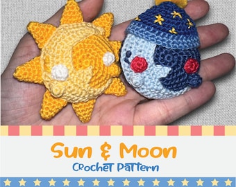 Pode incluir: Padrão de crochê para um amigurumi de sol e lua. O sol é amarelo com uma forma de lua crescente no centro. A lua é azul com um rosto branco e um gorro de dormir amarelo.