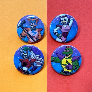 Puede incluir: Cuatro botones redondos con pasador que representan personajes de la franquicia Five Nights at Freddy's. Los botones son morados con un patrón de estrellas blancas. Los personajes son un lobo azul y verde, un cocodrilo verde, un oso amarillo y un pájaro blanco.