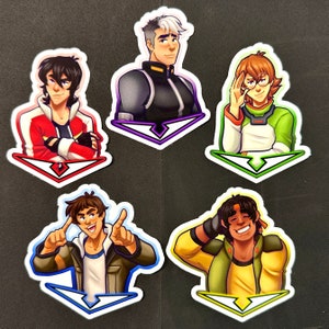 Puede incluir: Cinco pegatinas coloridas con personajes de dibujos animados de la serie animada Voltron: Legendary Defender. Cada pegatina presenta un personaje diferente con una pose y una expresión únicas. Las pegatinas están impresas sobre un fondo blanco con un contorno negro.