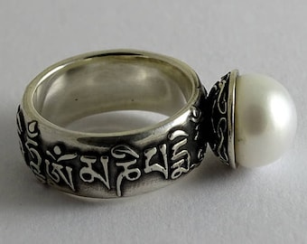 Om Mani Padme Hum, Polished Nielloed Silver Ring with Pearl