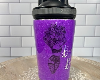 Schöne Badass / Schönheit / Body Positive / Tattoos / Schillernde / Shaker Flasche / Fitnessstudio / Workout / Glitzer