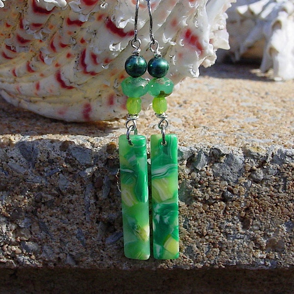 Boucles d'oreilles en résine, perles de verre tchèque, boucles d'oreilles en acétate et en verre tchèque, boucles d'oreilles en plastique et perles de verre tchèques, boucles d'oreilles vertes et jaunes