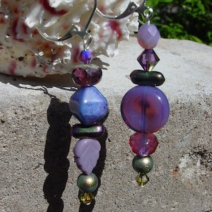 Pendientes asimétricos de cuentas de cristal checo en color morado y verde lima, cristales de Swarovski y perlas, pendientes de color lavanda y verde, pendientes asimétricos