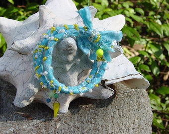 Baby Blau, Gelb und Weiß Stoff gewickelt Memory Wire Armband, Memory Wire Armband, Upcycled Stoff gewickelt Armband, Baby Blau Armband