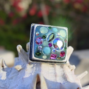 Anillo ajustable con cristales Swarovski verdes, hecho con arcilla de cristal y peltre bañado en plata. Anillo cuadrado.