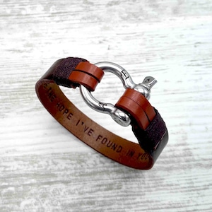 Pulsera de cuero personalizada para hombre: grabada a mano o con texto. Regalo con mensaje secreto.
