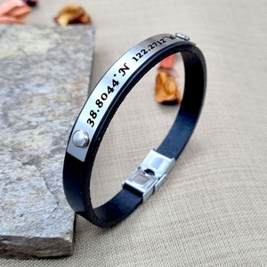 Pulsera de cuero con coordenadas personalizadas, regalo para padrinos de boda, opciones de plata grabada, cobre, bronce y placa negra