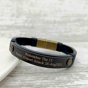 Puede incluir: Pulsera de cuero negro con cierre dorado y texto grabado: "Remember The 13 Kabul Airport Attack 26-Aug2021".