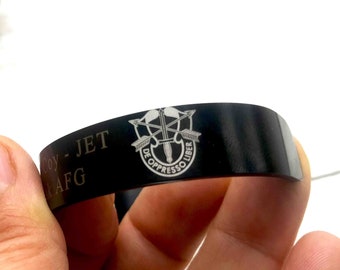 Pulsera militar conmemorativa grabada personalizada - Brazalete militar de acero inoxidable negro - Honra a los caídos - Pulsera KIA - Pérdida de un ser querido