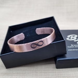Manchette écriture pour homme - Bracelet personnalisé à bords martelés, nom ou message, souvenir solide et élégant