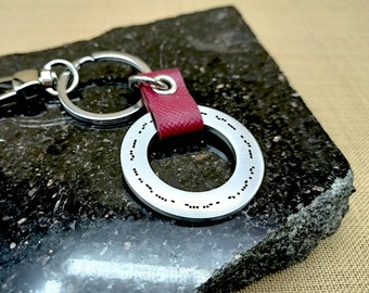 Llavero con código Morse grabado personalizado - Piel saffiano, acero inoxidable