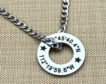 Collier rondelle en acier inoxydable - Pendentif aux coordonnées personnalisées - Bijoux homme gravés en profondeur