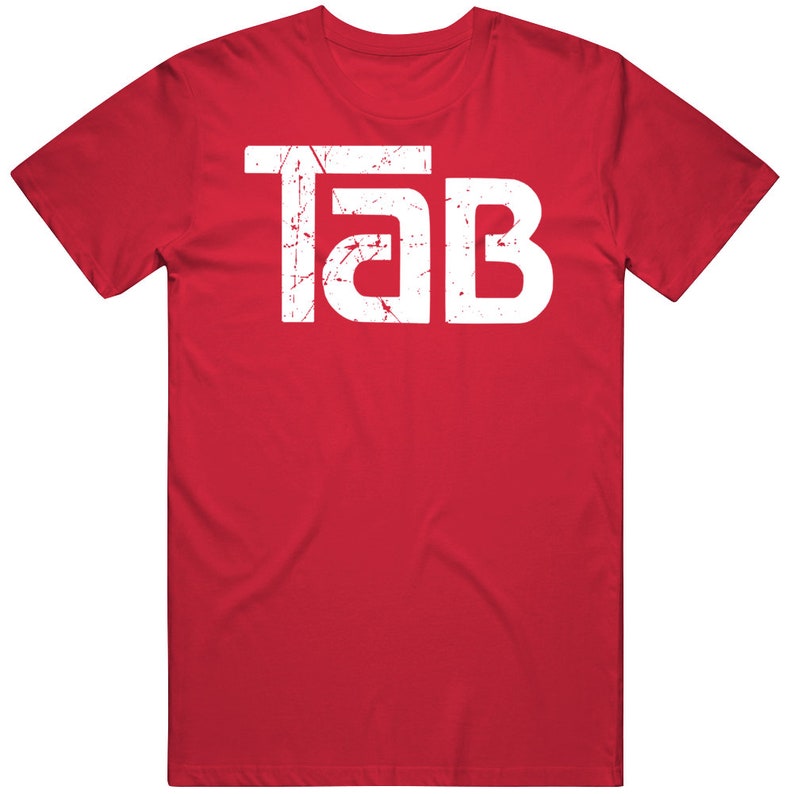 Op de afbeelding: Rood T-shirt met een wit, verweerd "TAB"-logo.