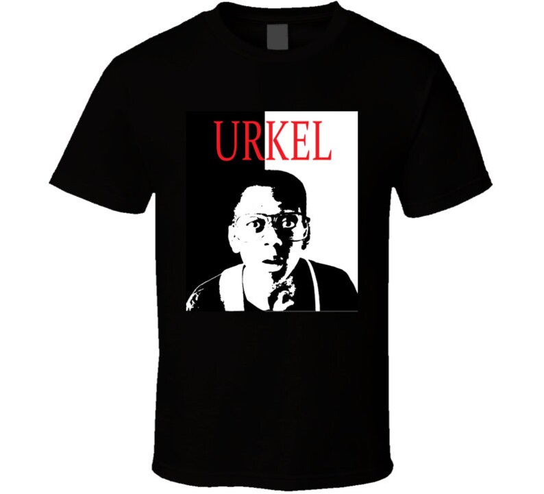 Op de afbeelding: Zwart T-shirt met een zwart-witte afbeelding van een man met een bril en het woord "URKEL" in rode letters.