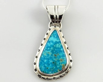 Colgante de turquesa azul en plata esterlina, joyería hecha a mano con estampado del suroeste.