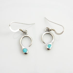 Brincos de turquesa azul prateados, brincos de turquesa com incrustações de prata esterlina, brincos pendentes de turquesa com incrustações feitas à mão, brincos de prata elegantes