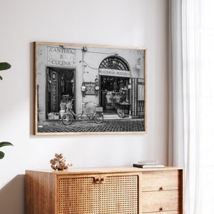 Stampa in bianco e nero di Roma Italia, stampa artistica in bianco e nero di un ristorante a Roma, Italia, stampa fotografica della strada più carina di Roma