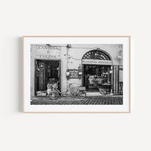 Stampa di bicicletta in bianco e nero di Roma – Fotografia di strada tradizionale italiana, decorazione murale di pizzerie e cantine, arredamento nostalgico pronto da incorniciare