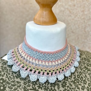 Collar de crochet en colores pastel