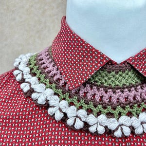 Gargantilla de crochet con flores de algodón