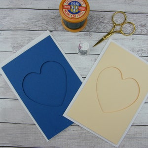 Varios Colores, Pack de 2 Tarjetas con Abertura en forma de Corazón y sobres blancos.