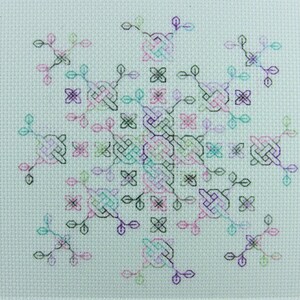 Gráfico de Blackwork de Knot Garden Square en formato PDF de descarga digital. Diseño moderno de bordado Blackwork.