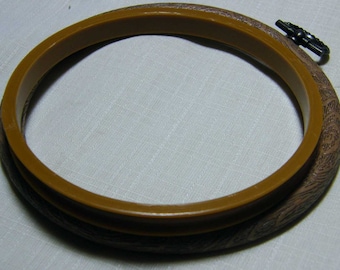 Large 8" (20cm) and 10" (25cm) Round woodgrain Flexihoops, use as embroidery hoop or for mounting cross stitch. Inexpensive Frames.