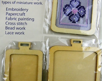 Conjunto de 3 mini molduras de madeira. Aberturas quadradas, redondas, ovais ou retangulares. Use para exibir pontos cruz, artesanato em papel, bordados, fotos, etc.