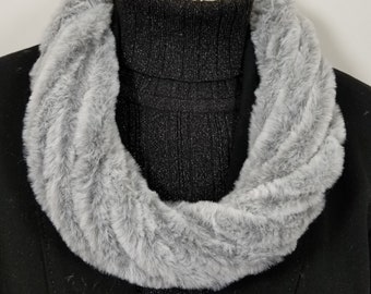 Women Light Gray Soft Faux Fur Necklace Infinity Scarf Magnetic Clasp Accessoire