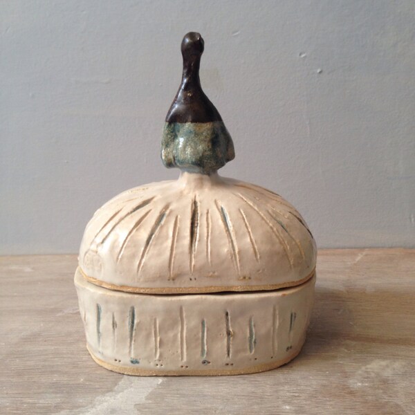 Butter dish in stoneware with figure and detailing in dark brown and blue