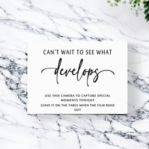 Puede incluir: Un letrero rectangular blanco con texto en negro que dice: CAN'T WAIT TO SEE WHAT develops. USE THIS CAMERA TO CAPTURE SPECIAL MOMENTS TONIGHT. LEAVE IT ON THE TABLE WHEN THE FILM RUNS OUT. El letrero tiene un dise&ntilde;o limpio y sencillo.