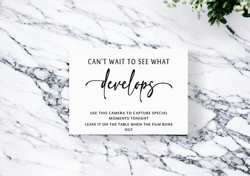 Puede incluir: Un letrero rectangular blanco con texto en negro que dice: CAN'T WAIT TO SEE WHAT develops. USE THIS CAMERA TO CAPTURE SPECIAL MOMENTS TONIGHT. LEAVE IT ON THE TABLE WHEN THE FILM RUNS OUT. El letrero tiene un dise&ntilde;o limpio y sencillo.