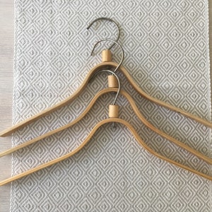 3 cintres en bois pour enfants, cintres rustiques vintage soviétiques pour enfants, cintres en contreplaqué pour enfants, présentoir en tissu fabriqué en URSS