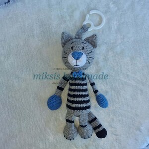 Gehaakte speelgoedrammelaar kat, grijs/blauw/wit, 0 + maanden