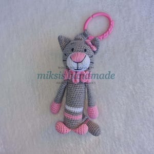 Gehaakte speelgoedrammelaar Kitty, grijs/roze/wit, 0 + maanden
